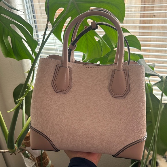 Michael Kors hand bag/side purse with attachable strap - Picture 2 of 8